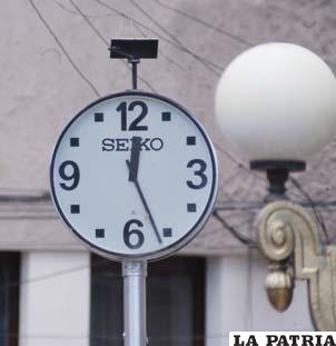 El reloj punto de referencia y lugar de encuentro de las personas en la Plaza 10 de Febrero