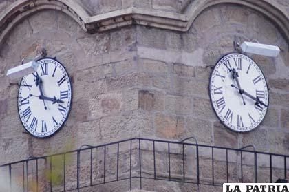 En la torre de La Catedral, está el reloj detenido en el tiempo