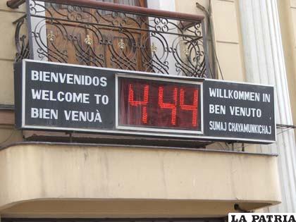En el reloj del Hotel Sucre, al margen de ver la hora se puede conocer la temperatura ambiente 