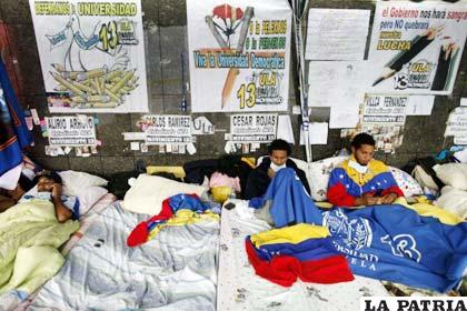 Enfermeros en huelga de hambre piden un mejor salario