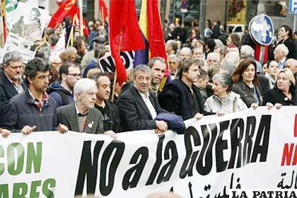 Cientos de personas protestaron en el centro de Roma bajo el lema 