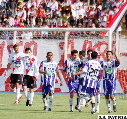 Futbolistas de Real Potosí celebran uno de los tres goles ante nacional Potosí