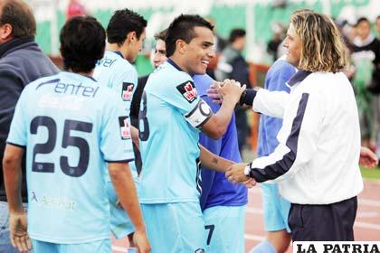 Ferreira y el resto de los jugadores de Bolívar se felicitan con el técnico Guillermo Hoyos tras el tercer gol.