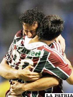 Deco (C) celebra con Fred (I) un gol del brasileño Fluminense. Ahora juegan con Nacional.