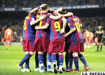Jugadores del Barcelona celebran sus triunfos, en la práctica ya son campeones del fútbol español.
