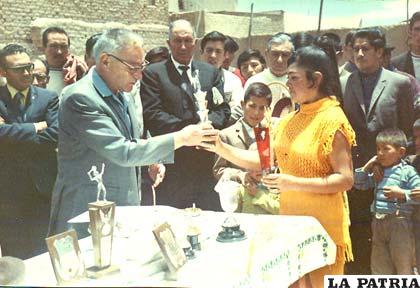Año 1980, la campeona del torneo Fundación de Oruro, Margarita Franco, recibe el trofeo de campeona de manos del director de LA PATRIA, Enrique Miralles, en la cancha del Inti Tenis Club.
