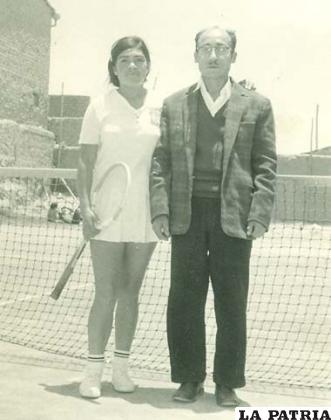 Margarita junto a su señor padre el año 1976