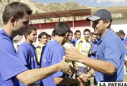 Juan Carlos Paz García, saluda a los jugadores de La Paz F.C.