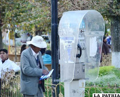 Las casetas telefónicas presentan un aspecto poco agradable