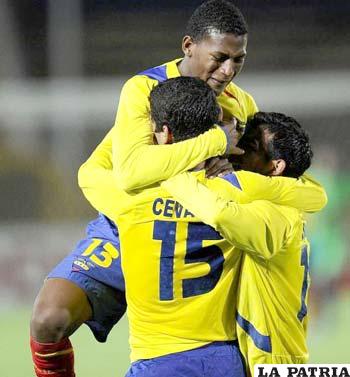 La selección Sub-17 de Ecuador festeja su victoria de 2-1 sobre Argentina en Quito por el Sudamericano de la categoría
