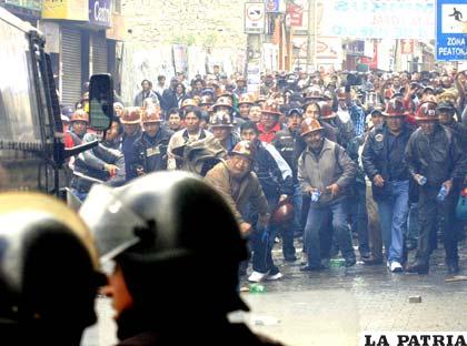 Tras un enfrentamiento entre trabajadores y Policía se definió en ampliado la huelga general indefinida