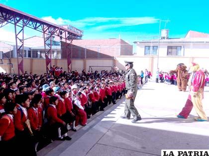 El director de Tránsito, junto a Paquito y los escolares de la escuela “España”