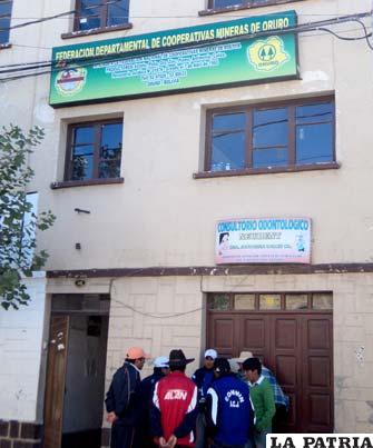 El frontis de la Federación Departamental de Cooperativas Mineras de Oruro