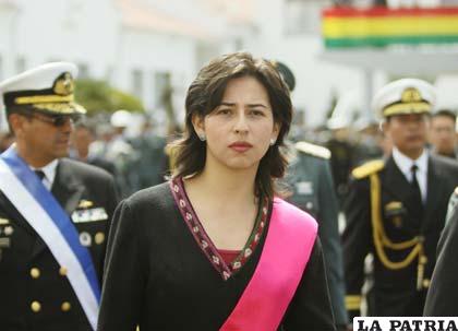 La nueva ministra de Defensa, Cecilia Chacón recibió el despacho de esa cartera y el reconocimiento de las FF.AA.