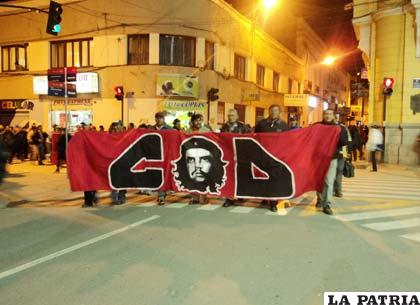La marcha de anoche, fue encabezada por dirigentes de la Central Obrera Departamental
