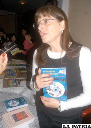 Teresa Mesa y su libro con innovación de un radio teatro a través de un CD