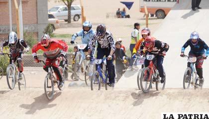 Bicicrosistas de la categoría 14 años, en plena competencia