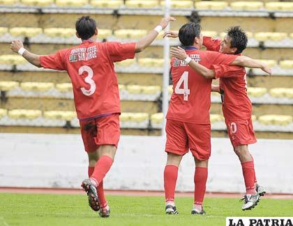 Jugadores de Guabirá, celebran el tercer gol que fue del triunfo.