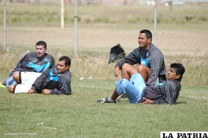 Jugadores de San José en el descanso tras la práctica que se cumplió ayer en la cancha del club.