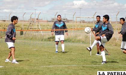 Con una sesión de fútbol tenis, ayer cerraron sus prácticas los jugadores de San José.