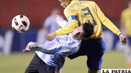 Andrada, de Argentina, pierde en las alturas con Marquinhos, el capitán de Brasil.