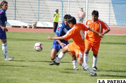 Edson Mamani de Escara disputa el balón con Rubín Vitingay de San José.