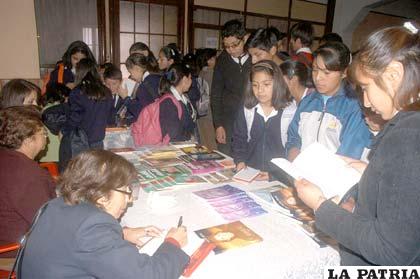 Masiva asistencia de estudiantes a la Feria Nacional del Libro donde compartieron gratos momentos con autores de literatura infantil y juvenil