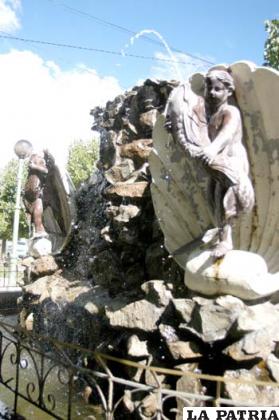 Querubines en las fuentes de la Avenida Villarroel