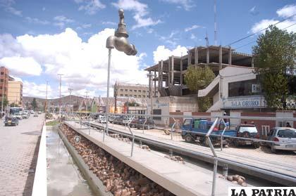 Un grifo de pila, alegoría al agua, instalada en la Avenida Villarroel, cerca de la Terminal de Buses 