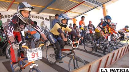 Pilotos en el punto de partida, en la competencia de bicicross