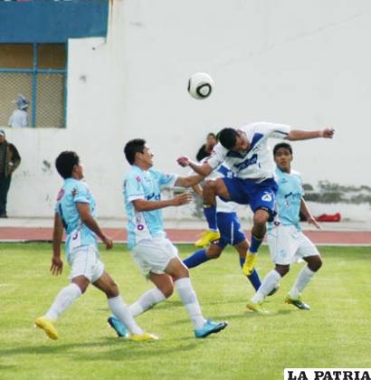 Cuando el balón llegaba a poder Joaquín Botero, siempre había tres defensores de Aurora para marcarlo.