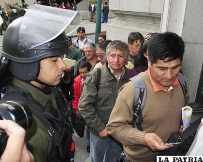 Dirigentes ingresaron a dialogar con el presidente Morales, en medio de fuertes medidas de seguridad