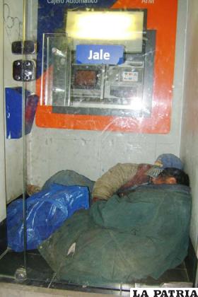 Los cajeros automáticos convertidos en dormitorios de los indigentes