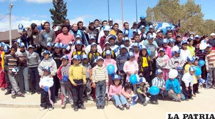 Jugadores del club San José y los niños en instalaciones de Aldeas Infantiles SOS.