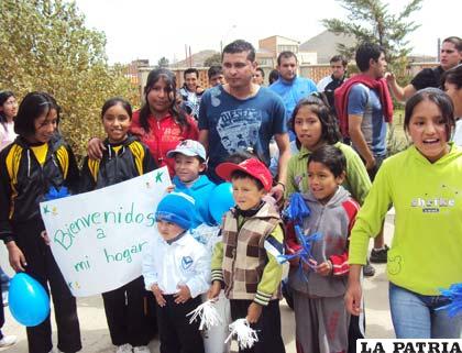 Joaquín Botero, rodeado de niños que les dieron la bienvenida.