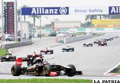 El Gran Premio de Malasia, encabezado por el coche que conduce el alemán Sebastián Vettel