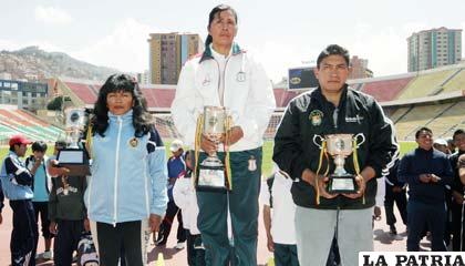 Nemia Coca de Oruro recibió el premio destinado al subcampeón. Primero fue la Paz y tercero Cochabamba.
