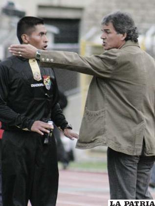 Ariel Cuffaro, técnico de Oriente discute con el cuarto árbitro durante el partido con La Paz FC