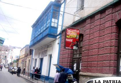 Las discotecas incluso funcionan al lado de las escuelas