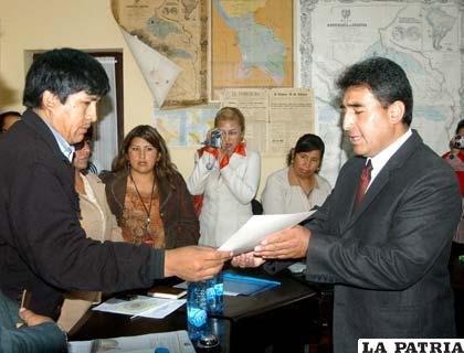 Orlando Andia (derecha) recibe la distinción parlamentaria de manos de Doroteo Martínez