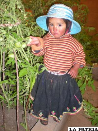 Una niña en los viveros de Visión Mundial