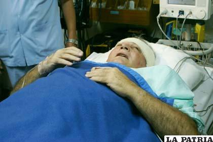 El gobernador Rubén Costas tras ser atendido por el impacto de una bala en la cabeza