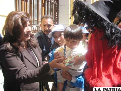 La alcaldesa, Rossío Pimentel, saludó a los niños de Oruro en su día