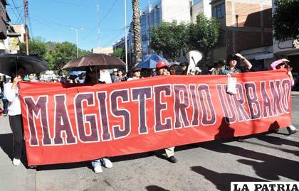 Confederación de Trabajadores de la Educación Urbana de Bolivia (CTEUB), anuncia fuertes medidas de presión, como el tapiado de sus representantes.