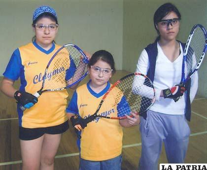 Alejandra Mardesich, Mikaela Mardesich y Noelia Garfias, cultoras del raquetbol.