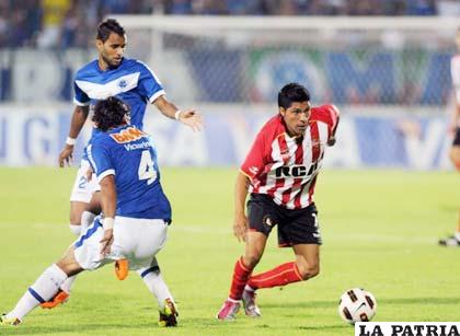 Una incidencia del cotejo entre Estudiantes y el Cruzeiro