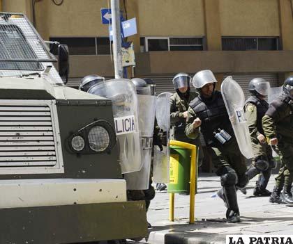 Policías se enfrentaron a marchistas, hay heridos