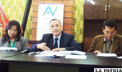 El gerente general de la Aduana Nacional de Bolivia, René Barroso (centro), ayer en conferencia de prensa 