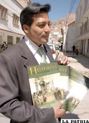 El historiador Fabrizio Cazorla, junto a una nueva edición de la revista Historias de Oruro