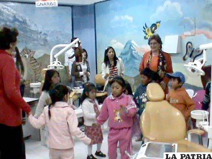 En la UNIOR estudiantes de Odontopediatría festejaron a niños con juegos y golosinas